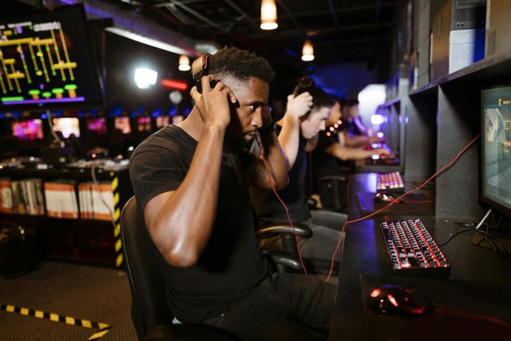 How Do Video Games Encourage Teamwork?