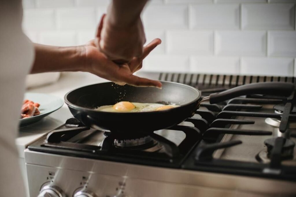 What Are the Tips for Cooking With Cast Iron Skillets?